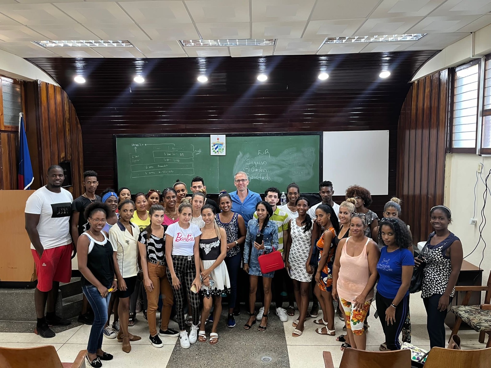 Sascha mit Studierenden der Universidad de Oriente, Santiago de Cuba 2025